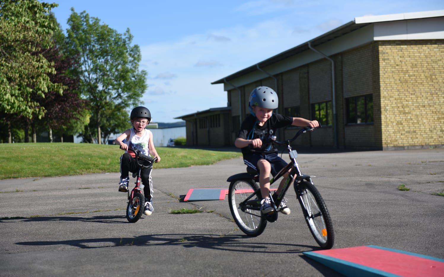 Erik Beuerman och Jakob Beuerman provar på hinderbanan på barnens cykelskola under invigningen. BILD: Matilda Carlström