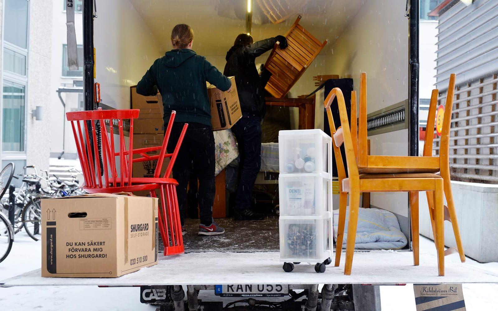 <strong>Tips 7:</strong> Om du har möjlighet är det värt att ta hjälp av en flyttfirma som packar och flyttar åt dig. Foto: Henrik Montgomery/TT
