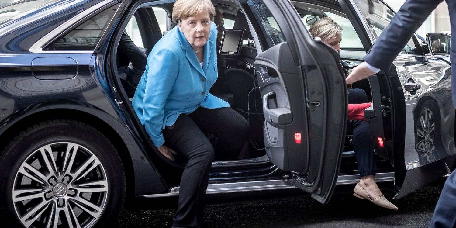 Förbundskansler Angela Merkel på väg till en tv-intervju på söndagen.