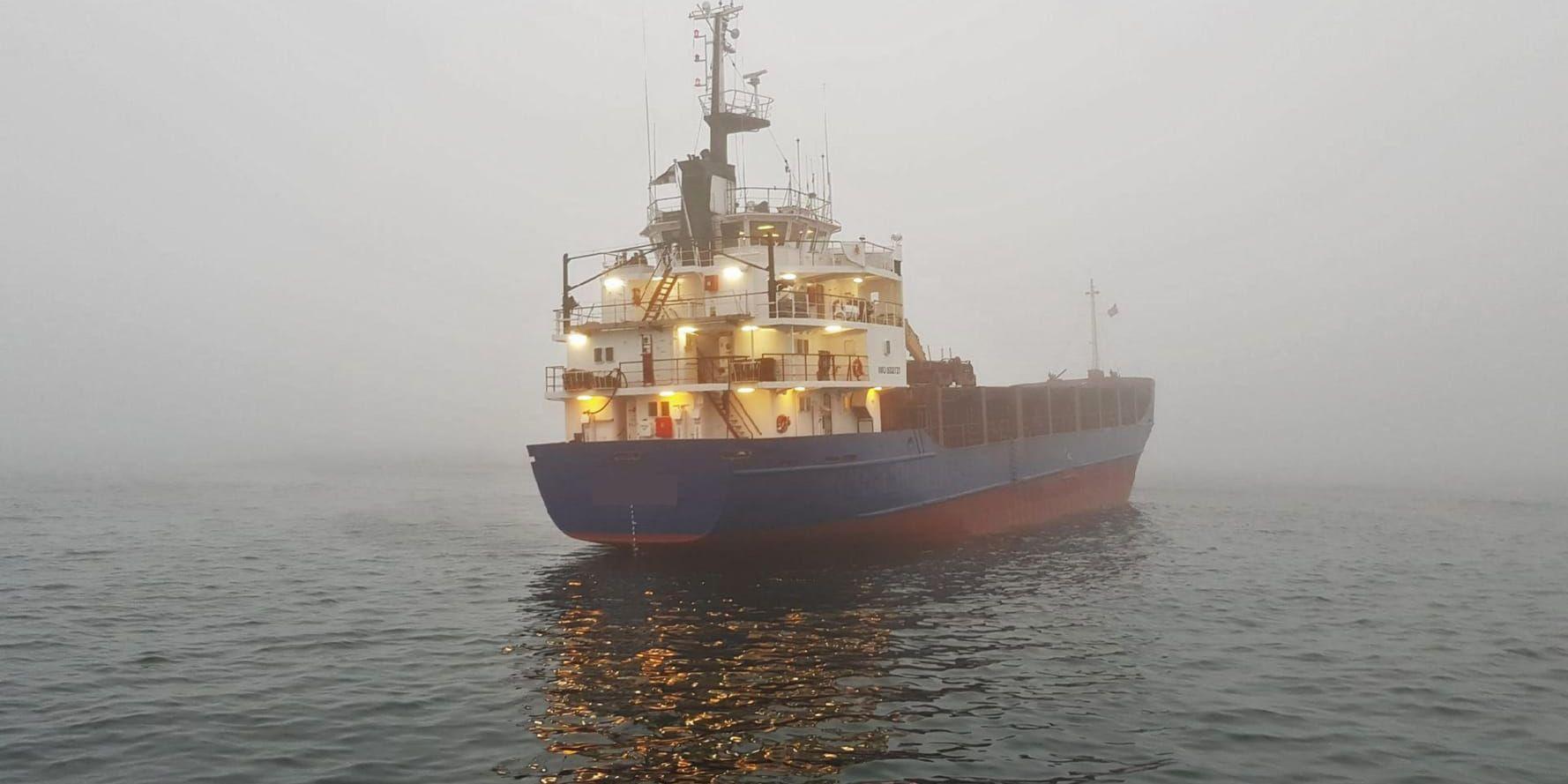 Ett lastfartyg har gått på grund söder om Oskarshamn. Fartygets kapten och överstyrman misstänks för grovt sjöfylleri.