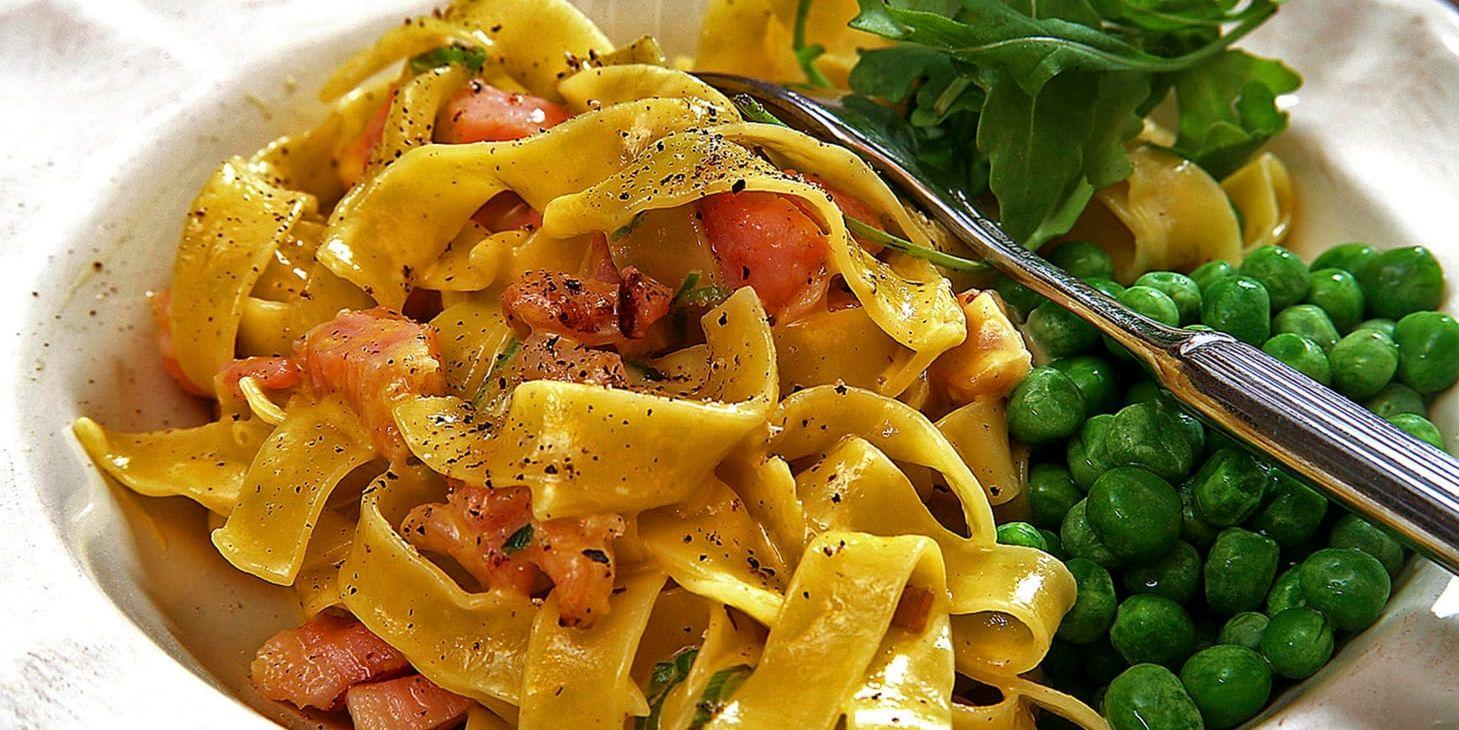 Gärna pasta – men inte för mycket. En ny studie visar nämligen att personer som äter måttliga mängder kolhydrater lever längre än personer som äter nästan inga alls, eller väldigt mycket kolhydrater, som det finns mycket av i livsmedel som pasta, ris och potatis.