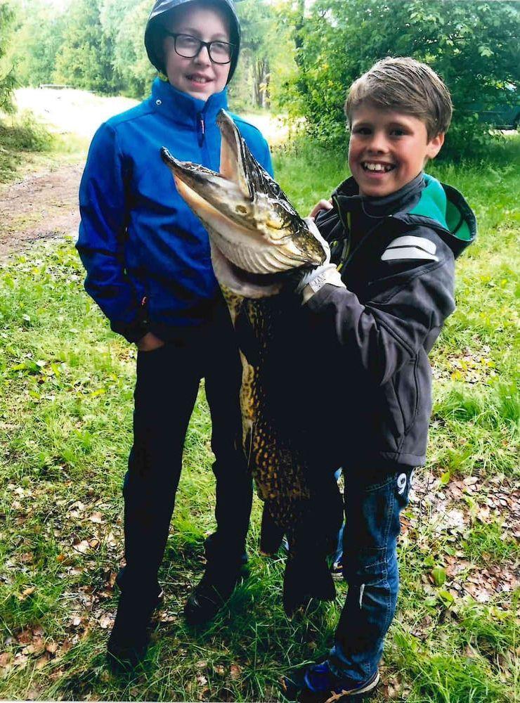 Glada fiskare. Hans-Christian Overgaard och kompisen August Kudsk visar upp den tio kilo tunga fångsten. Bild: Privat.