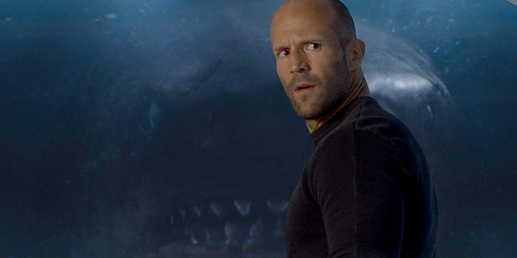 Jason Statham slåss mot alla mördarhajars moder i "The meg". Pressbild.