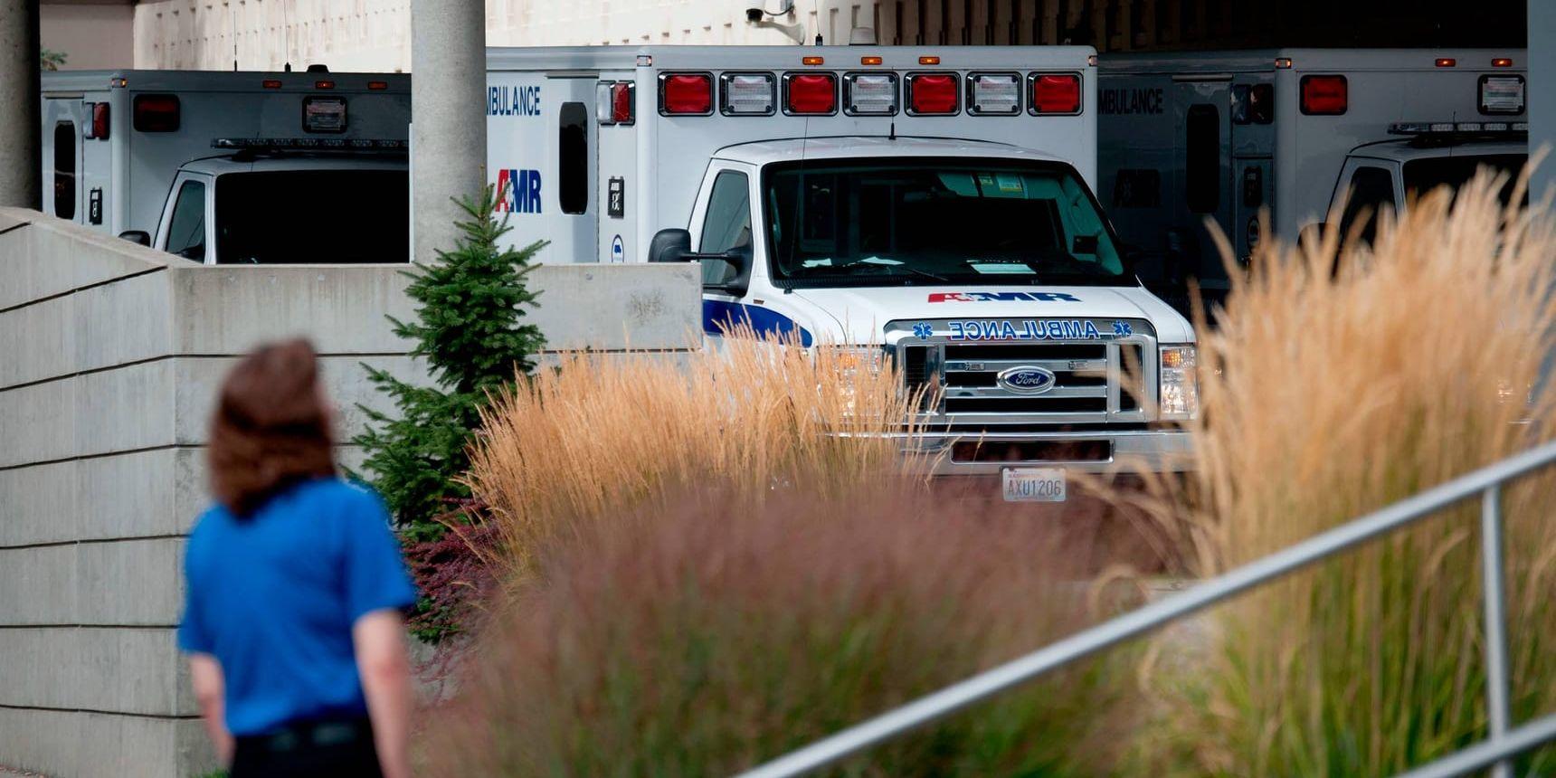 En ambulans utanför akuten i Rockford efter att en skolskjutning inträffat på ett gymnasium i staden. Bild: COEUR D'ALENE PRESS OUT/ TT