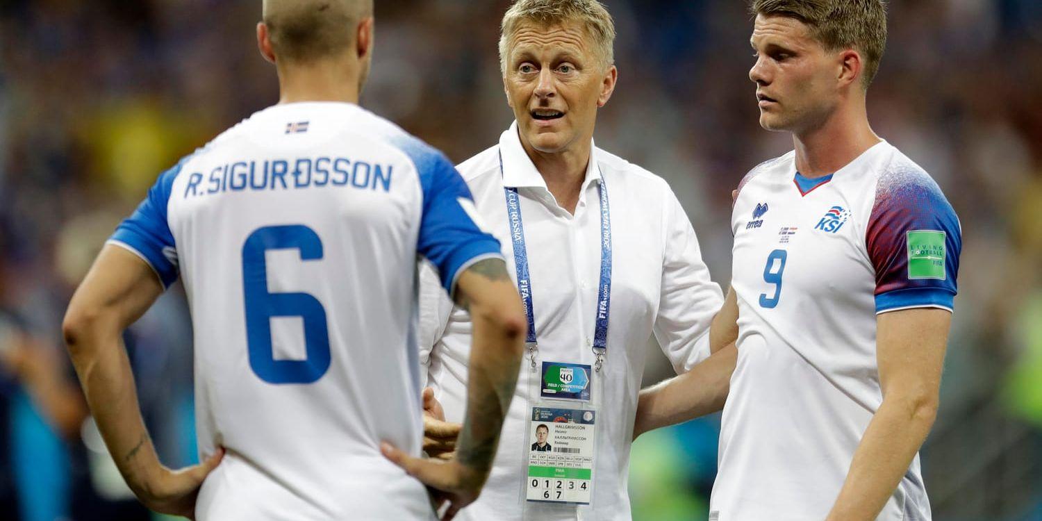 Heimar Hallgrímsson med spelarna Ragnar Sigurdsson och Björn Sigurdarsson under VM-matchen mot Kroatien. Nu slutar förbundskaptenen.