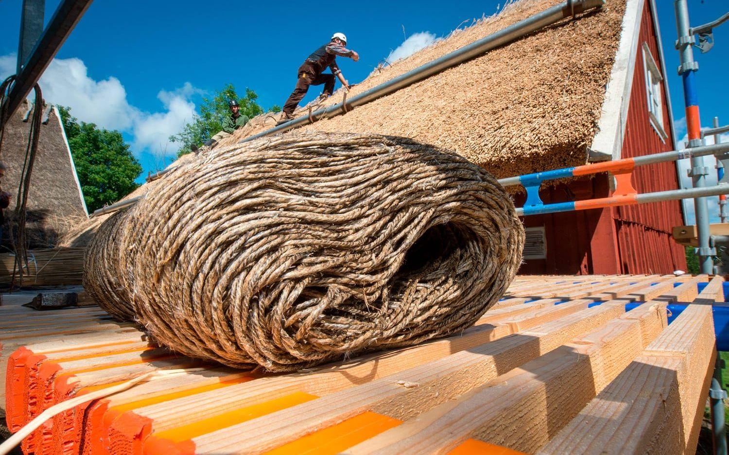 Bindmaterial. Tjärad hampa används som bindmaterial på taket.