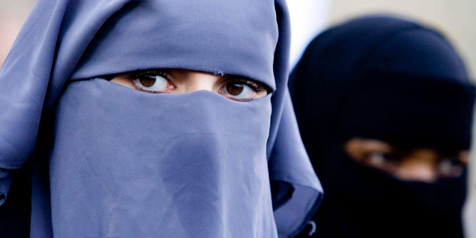 Danmarks regering föreslår att det ska bli förbjudet att bära plagg som täcker ansiktet, som niqab och burka, i det offentliga rummet. Arkivbild.