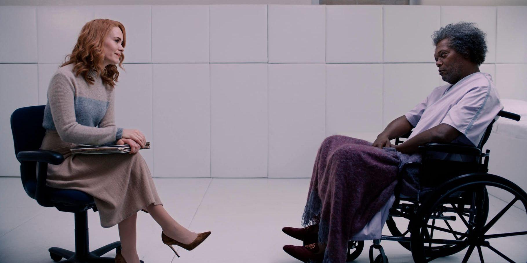 Psykologen Ellie Staple (Sarah Paulson) och hennes patient Elijah (Samuel L Jackson), som kanske lider av vanföreställningar om sina krafter. Pressbild.