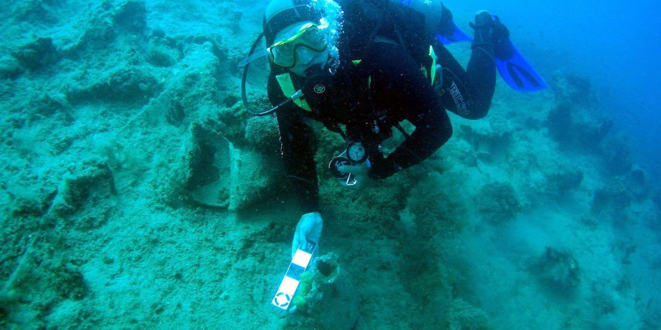 En dykare undersöker en amfora 2007 i arbetet att kartlägga havsbottnen utanför Albaniens kust. Arkivbild.