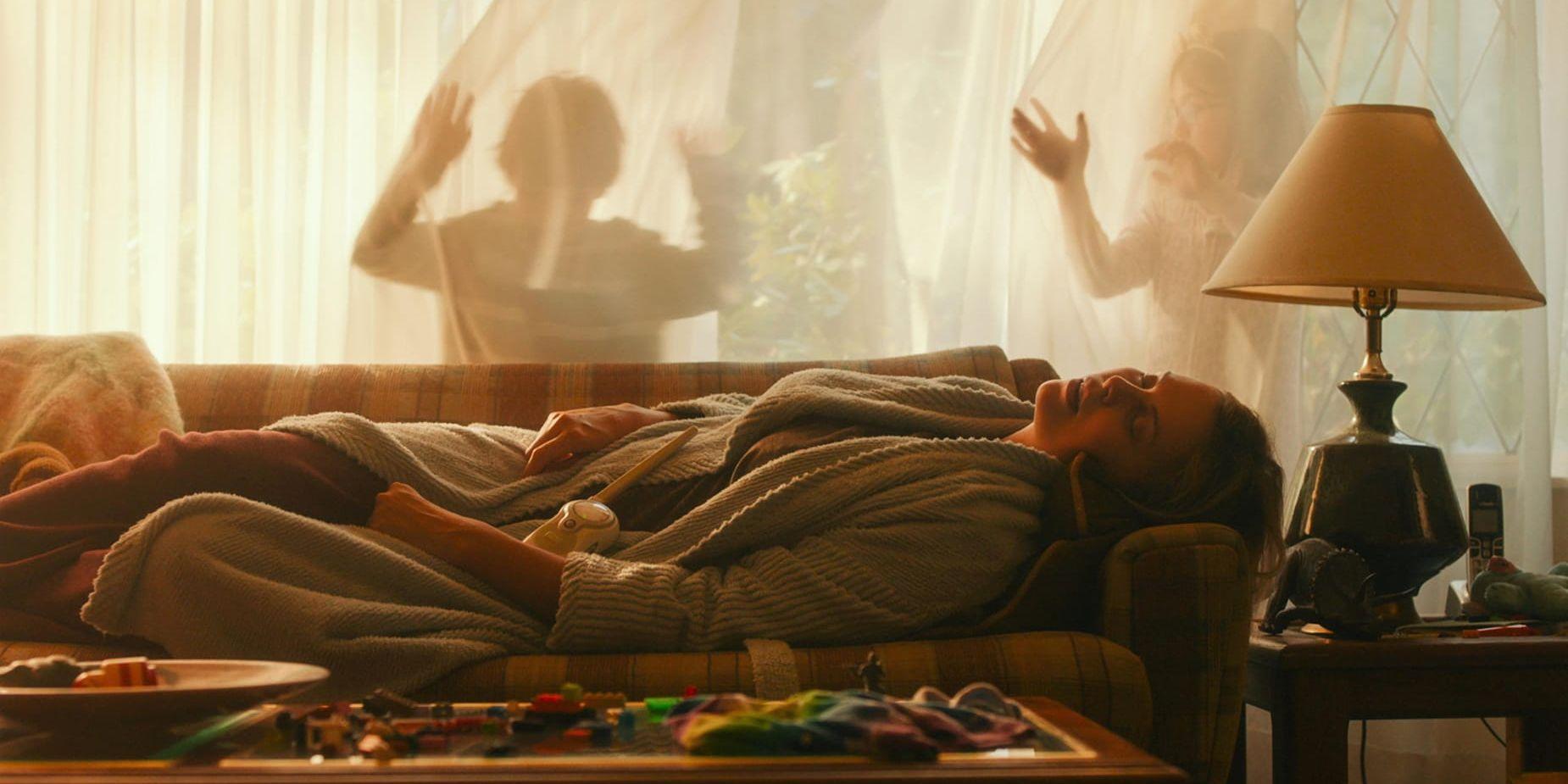 Marlo (Charlize Theron) har svårt att orka med livet som nybliven trebarnsmamma, i dramat ”Tully”. Pressbild.