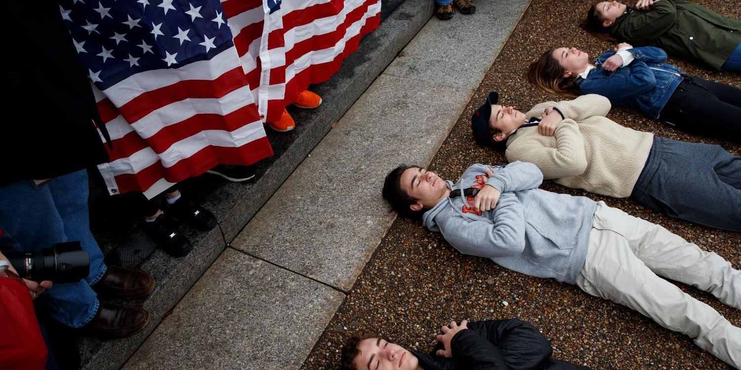 Demonstranter kräver vapenrestriktioner vid en manifestation utanför Vita huset. Arkivbild.