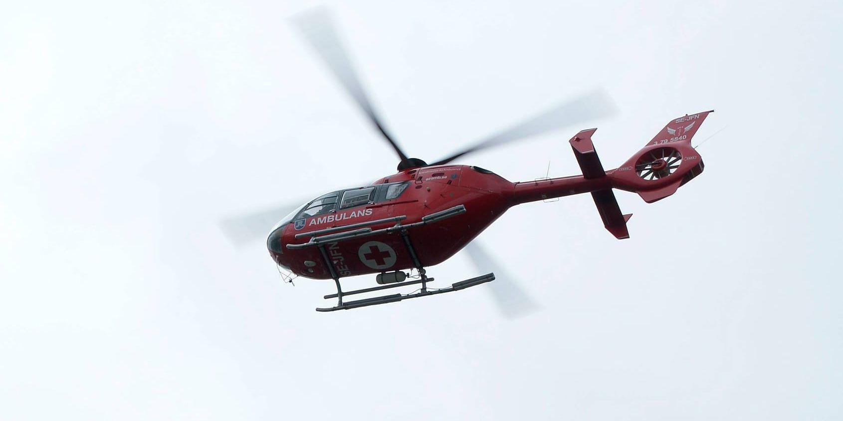 En man har förts i ambulanshelikopter till sjukhus i Karlstad, efter en krock i Torsby. Arkivbild.