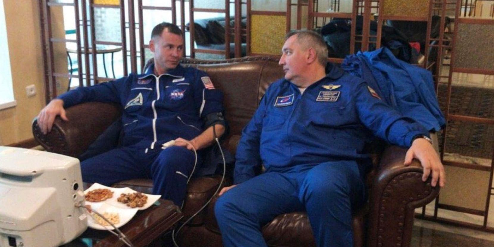 Ombord på Sojuzfarkosten fanns den ryske kosmonauten Alexej Ovtjinin och den amerikanske astronauten Nick Hague. Här syns de båda efter nödlandningen.