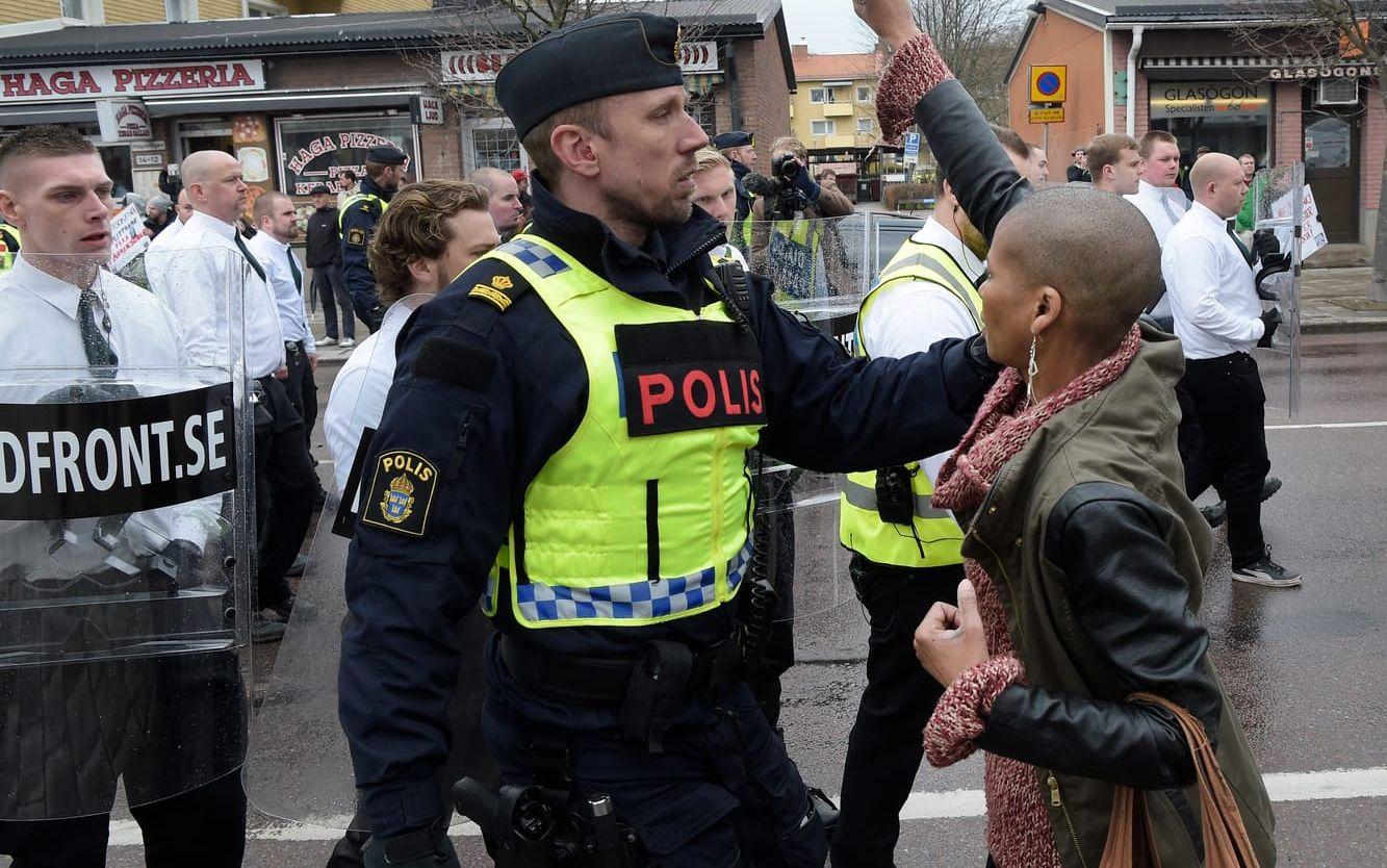 Tess Asplund, som deltog i en motdemonstration mot nazister i Borlänge 2016, kommer ta emot "Årets handväska" och ett stipendium på 25 000 kronor. Foto: TT
