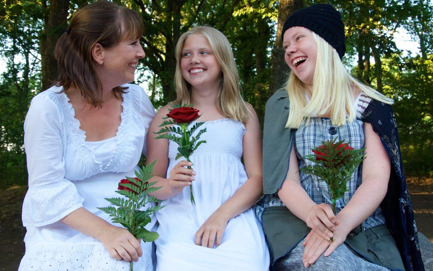 Falkenbergaren Anna-Karin Axelsson har i år sällskap av båda sina döttrar, Ebba (mitten) och Elin, på scen i "Bröderna Lejonhjärta". Bild: Martin Erlandsson