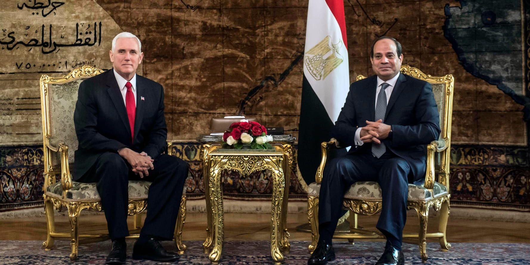 USA:s vicepresident Mike Pence möter Egyptens president Abdel Fattah al-Sisi i palatset i Kairo.