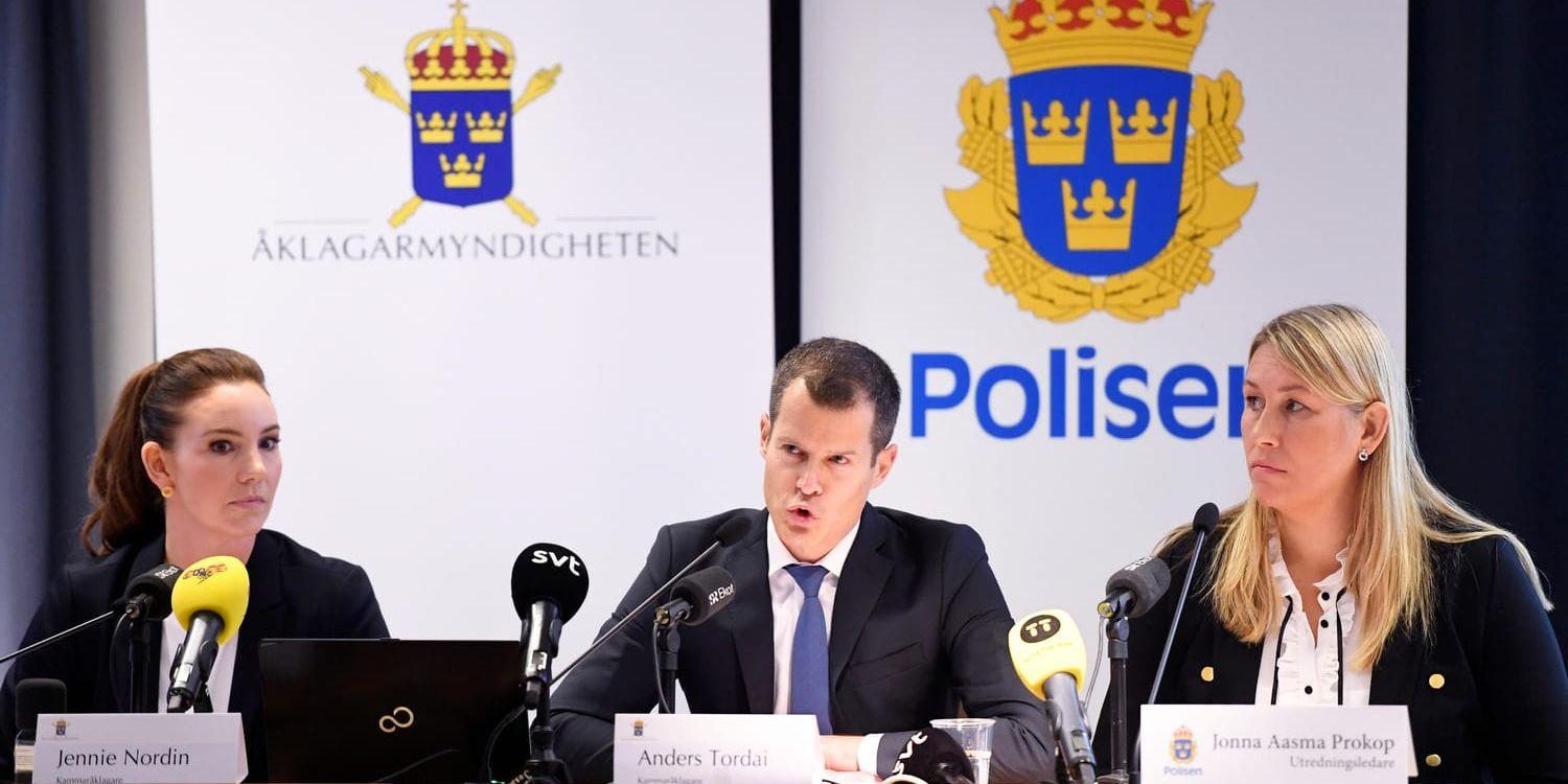 Kammaråklagare Jennie Nordin, kammaråklagare Anders Torda och utredningsledare Jonna Aasam Prokop under Åklagarmyndighetens pressträff.