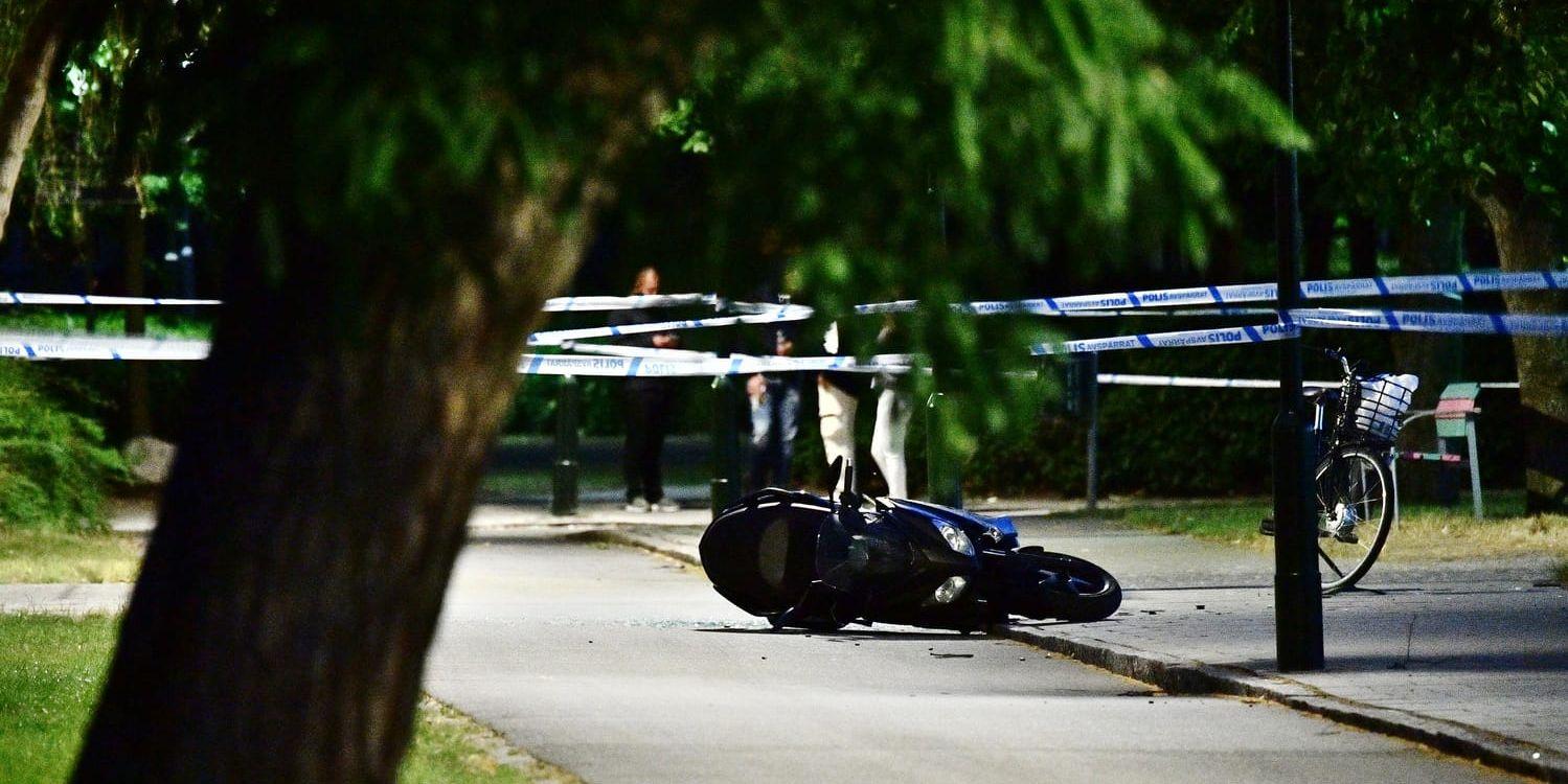 En moped innanför polisens avspärrningar vid den plats i Lindängen i Malmö där en man skjutits under torsdagskvällen.