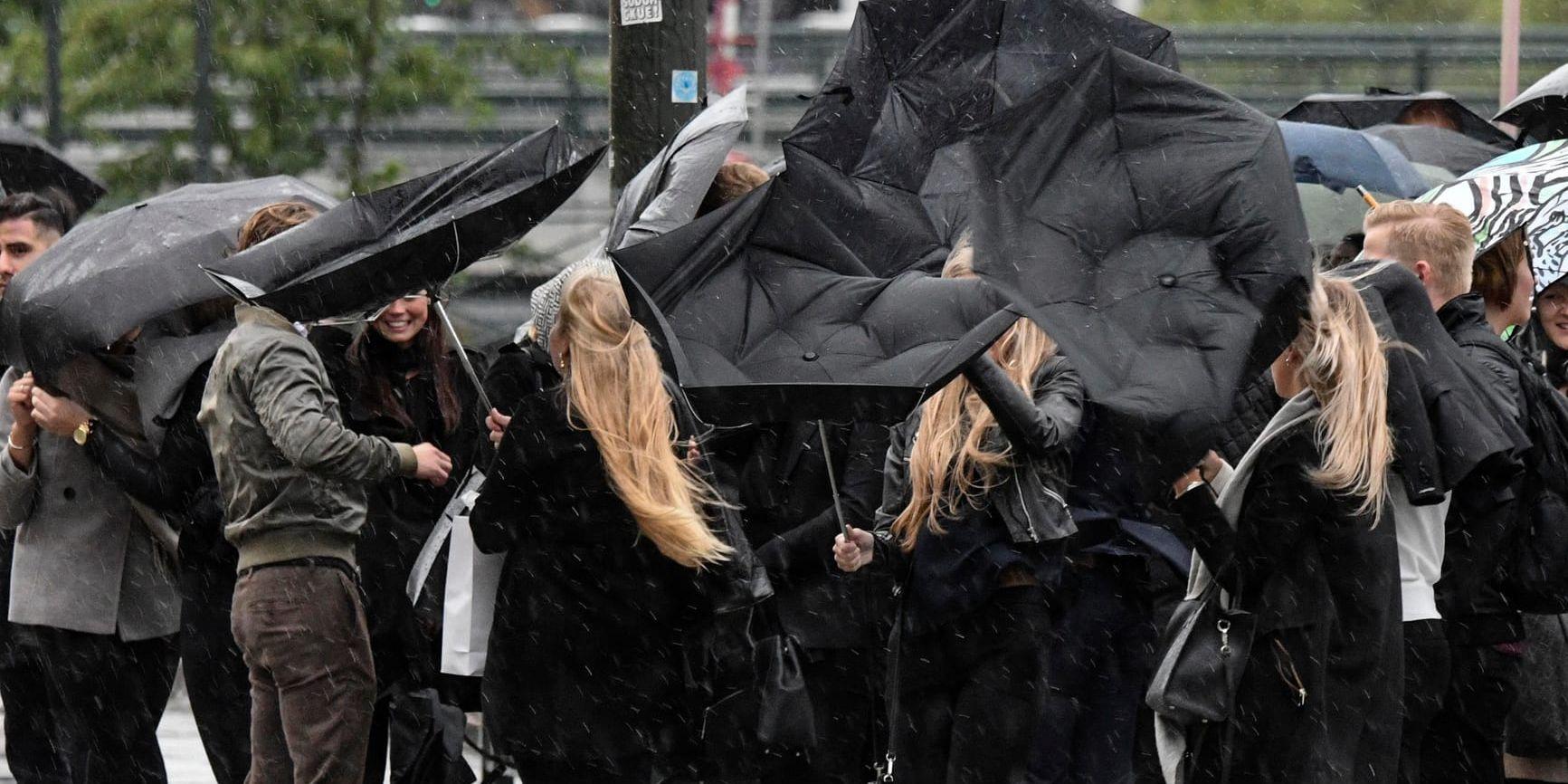 Paraplyproblem på Norra Vallgatan i Malmö när busvädret med regn och hårda vindar drog in över södra Sverige på onsdagskvällen.