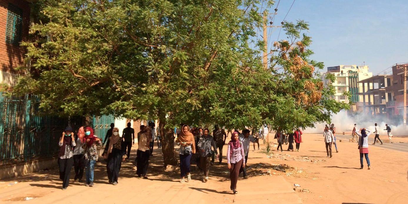 Demonstrationerna i Sudan har bemötts med tårgas vid fler tillfällen. Bild från Khartum söndagen den 13 januari.