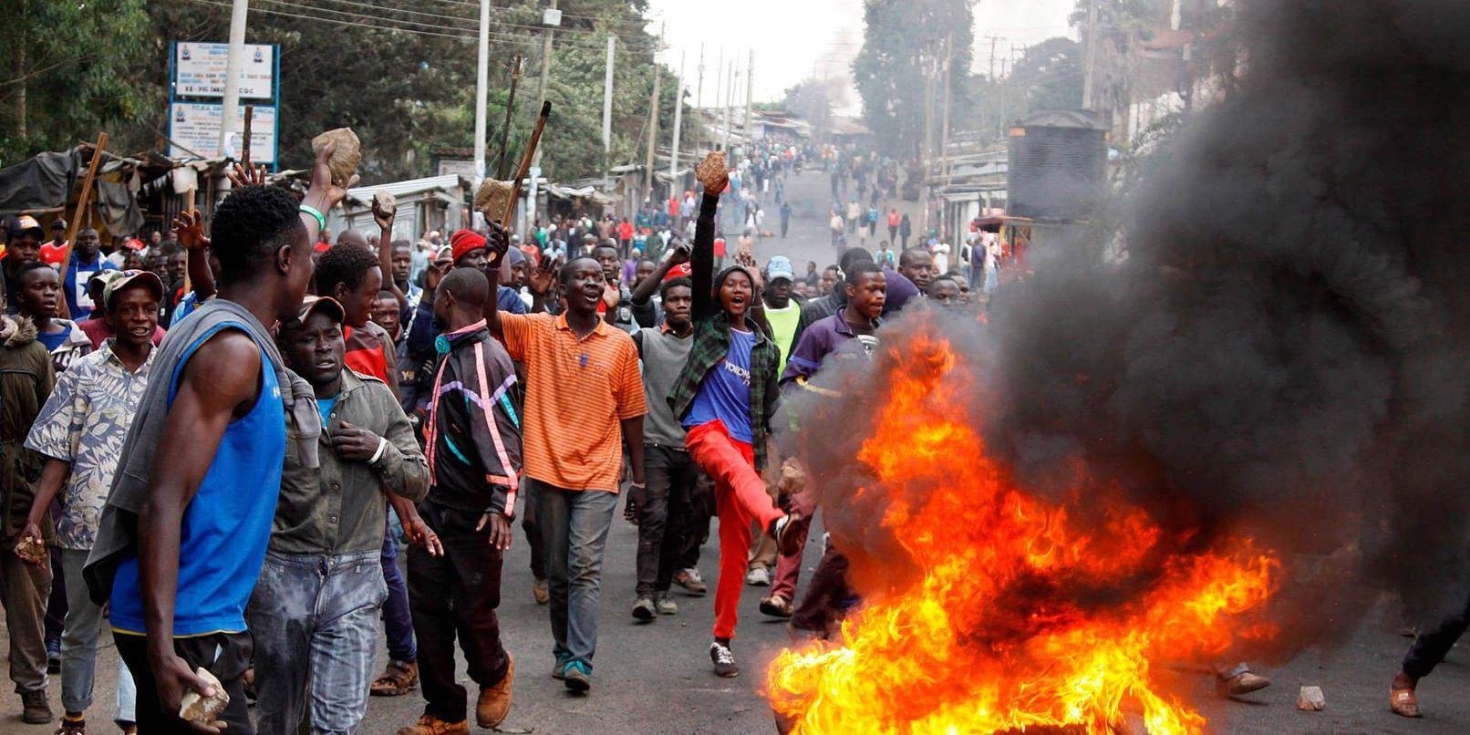 Anhängare till oppositionsledaren Raila Odinga protesterar i slumområdet Kibera i Nairobi.