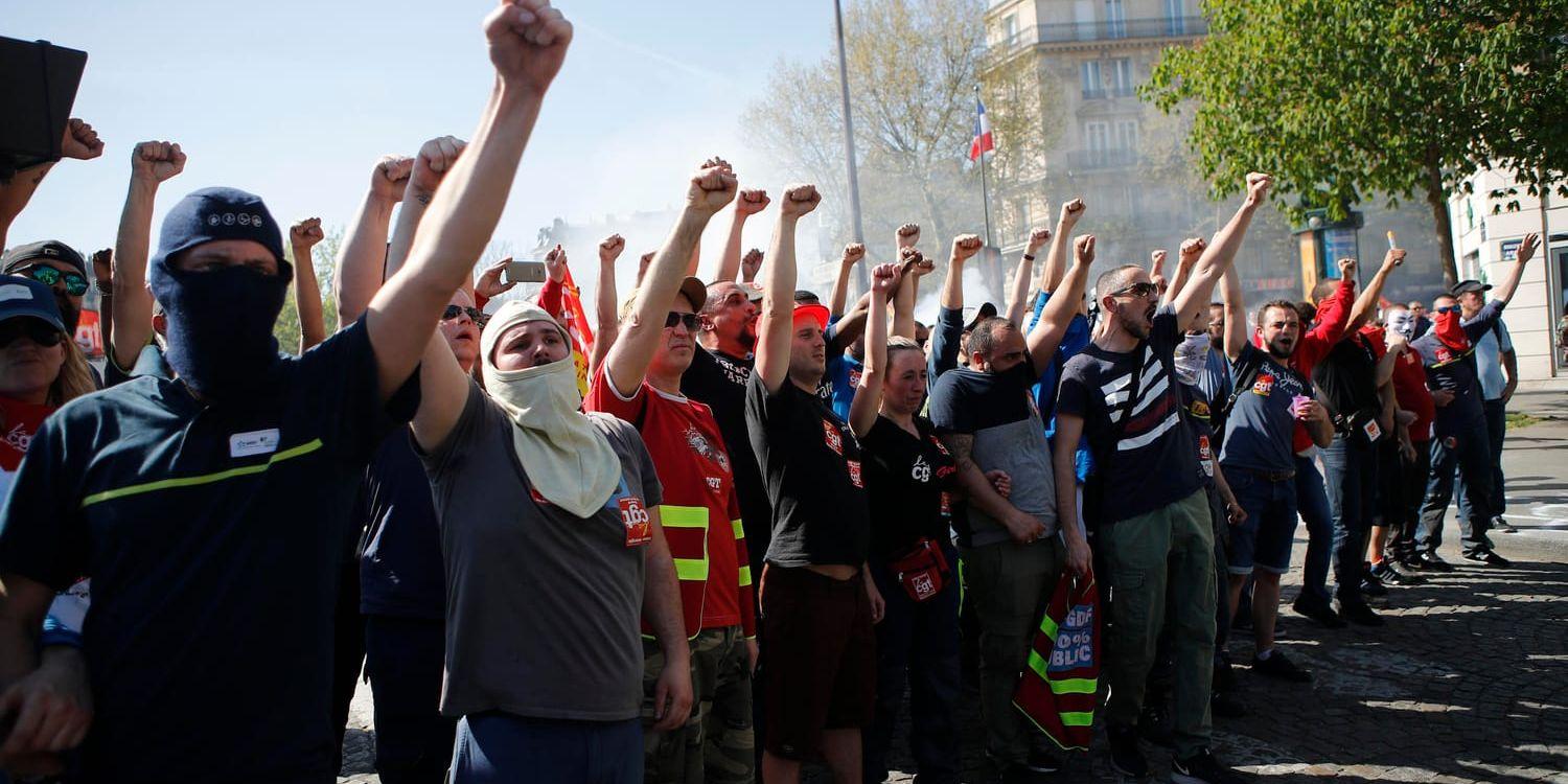Fackföreningsmedlemmar vid en protest i sympati med järnvägsarbetare i Paris i Frankrike.