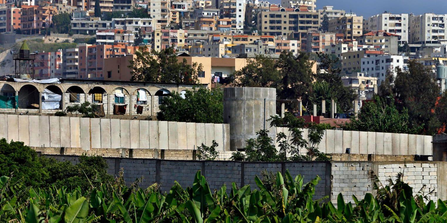 Muren som omger Libanons största palestinska flyktingläger, Ain al-Hilweh i utkanten av staden Saida.