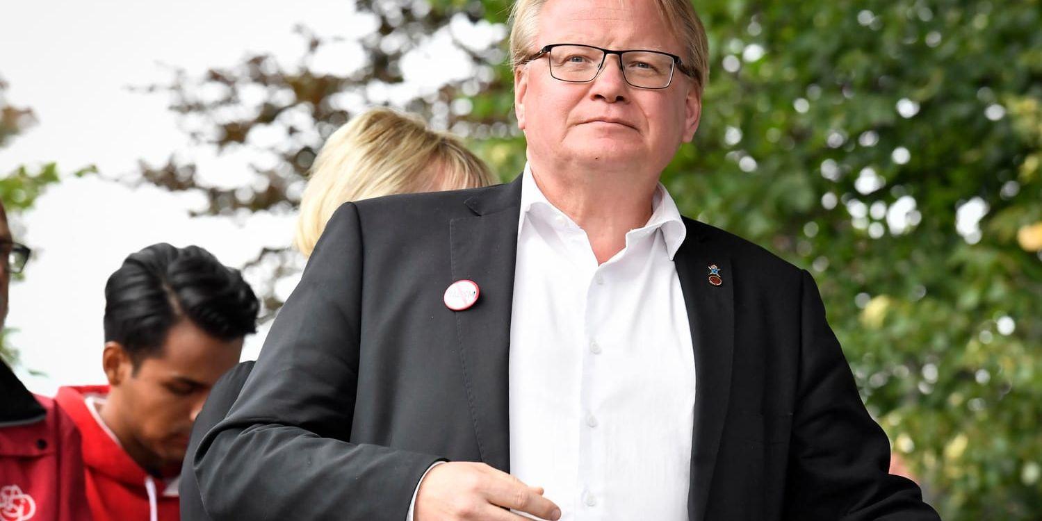 Försvarsminister Peter Hultqvist (S) lovar mer pengar till försvaret. Arkivbild.
