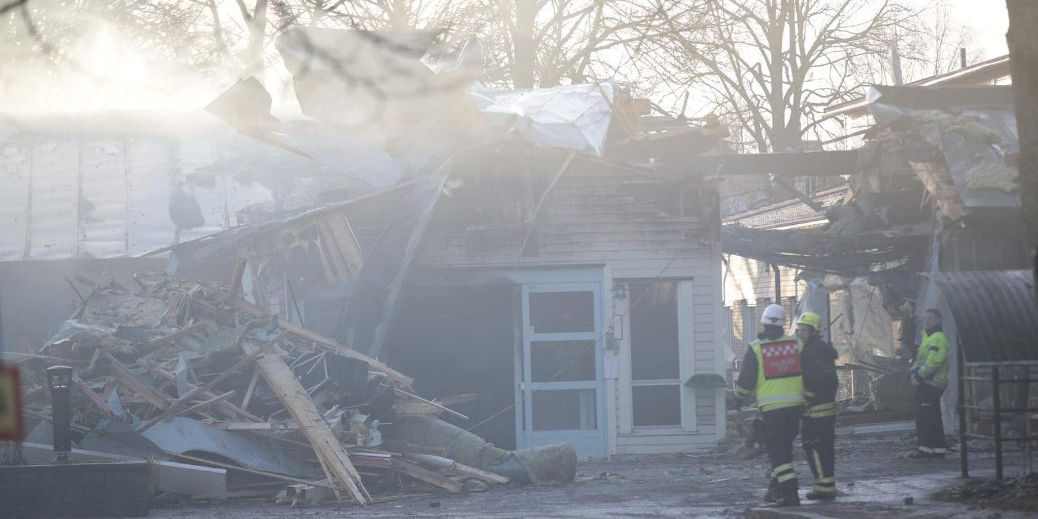 Vissa delar av boendet kommer att brinna ner helt eller totalförstöras säger Peter Brandels vid räddningstjänsten i Östra Skaraborg.