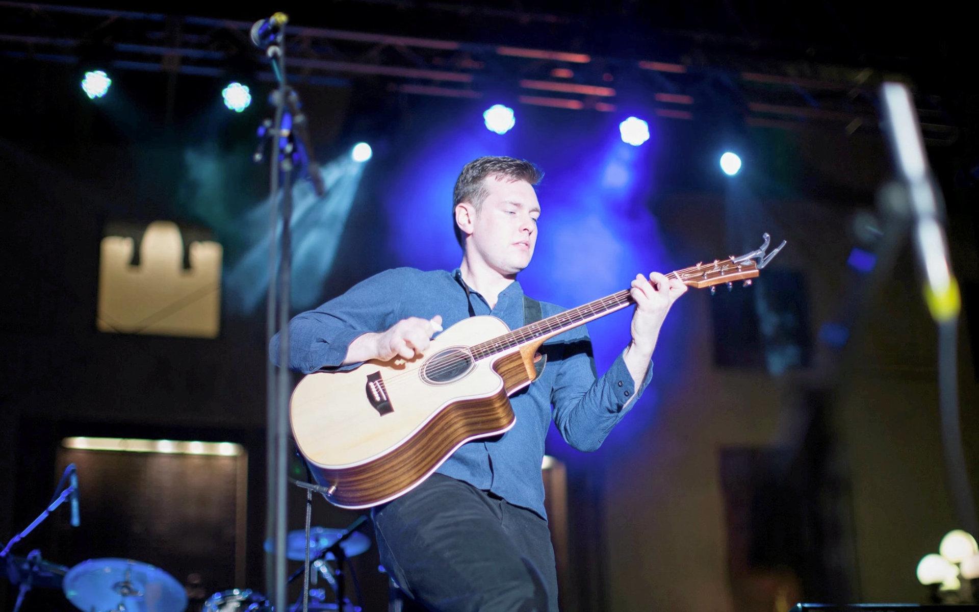 Gitarristen Shane Hennessy kommer till Django i Varberg torsdagen den 20 september. Foto: Pressbild