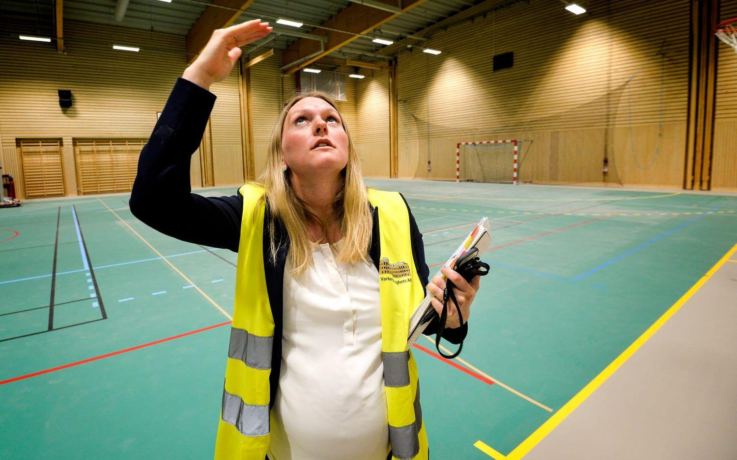 Jenny Rydén förklarar att tak och väggar i idrottshallen är ljudisolerade.. BILD: Annika Karlbom