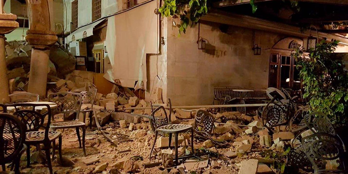 Ett kafé i ruiner efter den kraftiga jordbävningen på den grekiska ön Kos. Få har avbokat sina resor till området, enligt resebolagen.