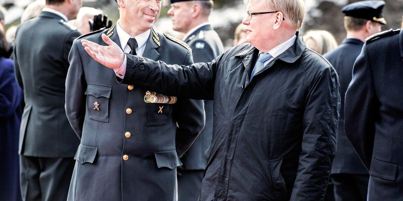Generallöjtnant Dennis Gyllensporre blir ny befälhavare för FN:s militära insats i Mali, Minusma. Här är han med försvarsminister Peter Hultqvist (S) till höger. Arkivbild.