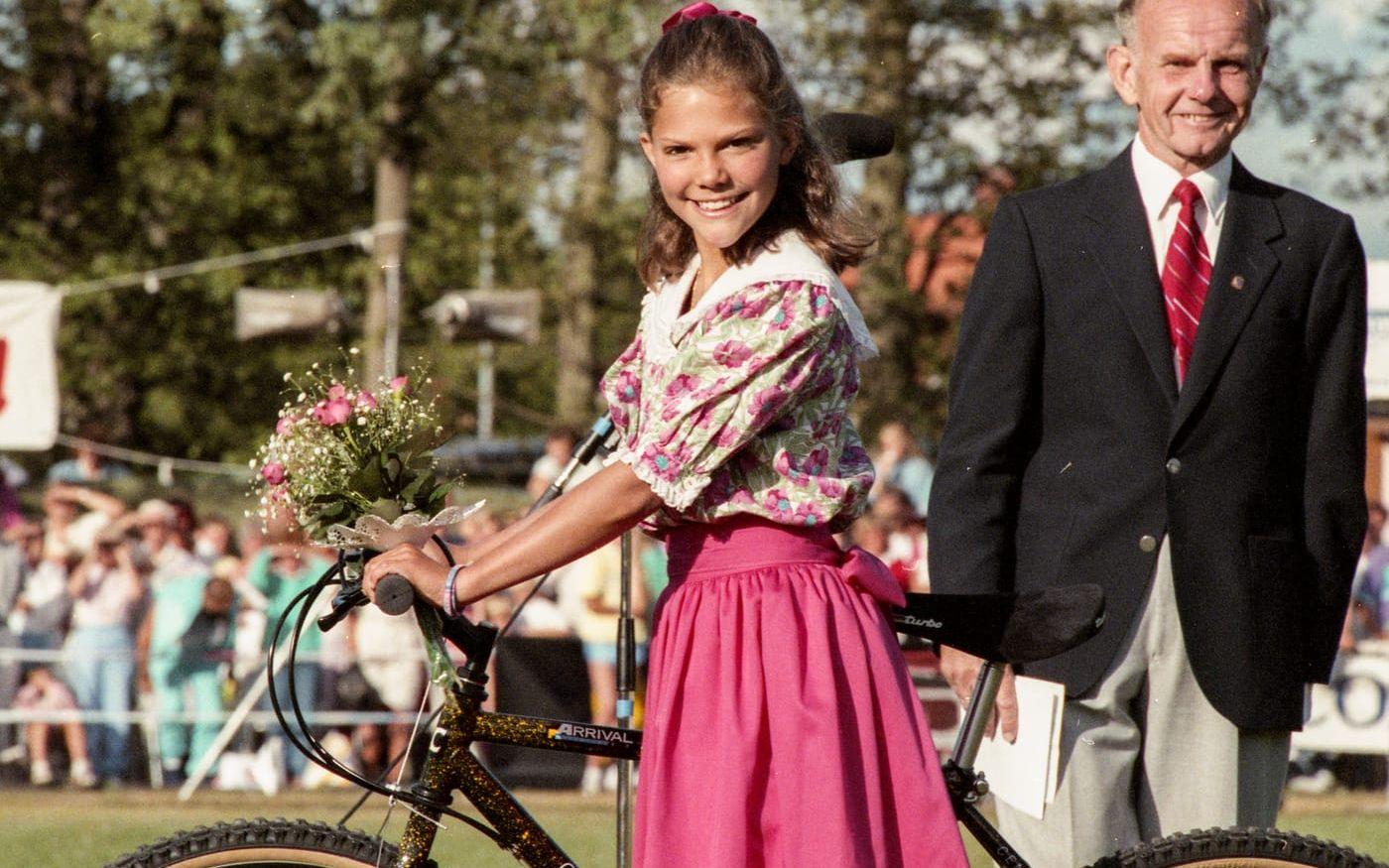 Lyckad 12-årspresent. Kronprinsessan Victoria med en cykel som hon fått i födelsedagspresent vid firandet av Victoriadagen.