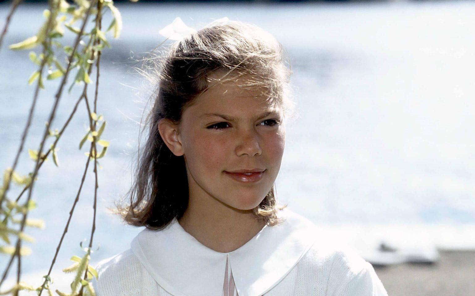 13 årig kronprinsessa poserar i öländsk idyll 1990. Foto: Janerik Henriksson / SCANPIX / TT