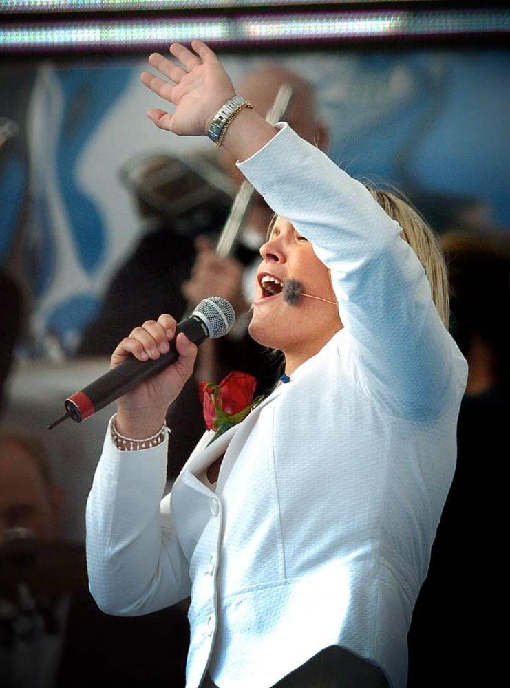2004 års vinnare av Victoriastipendiet Anja Pärsson framförandes Carolas "Främling" på Victorias 27-årsdag. Foto: Stefan Jerrevång / TT