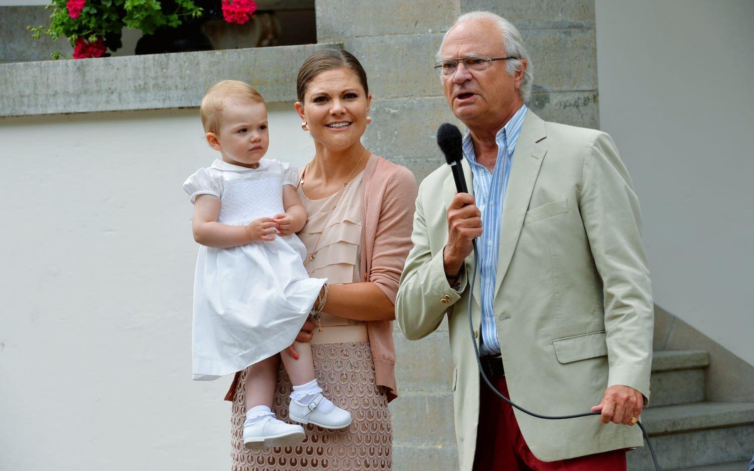 2013 hade Konung Carl XVI Gustaf en mikrofon till hjälp för att dra igång hurrarop på sin dotters 36-årsdag. Foto: Jonas Ekströmer / TT