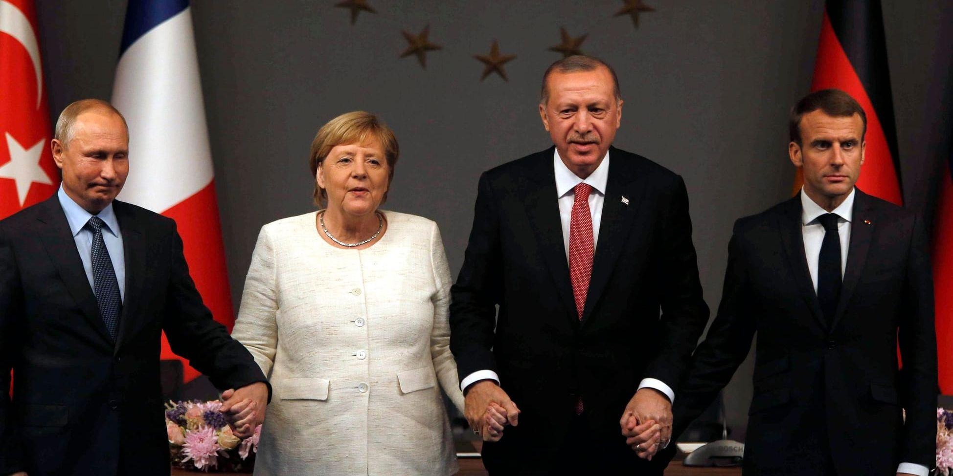 De fyra ledarna antog ett gemensamt uttalande under lördagens högnivåmöte om Syrien i Istanbul. Från vänster Rysslands president Vladimir Putin, Tysklands förbundskansler Angela Merkel, Turkiets president Recep Tayyip Erdogan och Frankrikes president Emmanuel Macron.