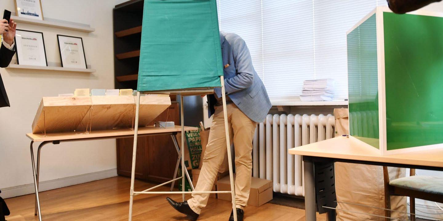 Sverigedemokraterna saknar namn till totalt 27 kommunstolar efter valet. Här röstar partiledaren Jimmie Åkesson på valdagen.