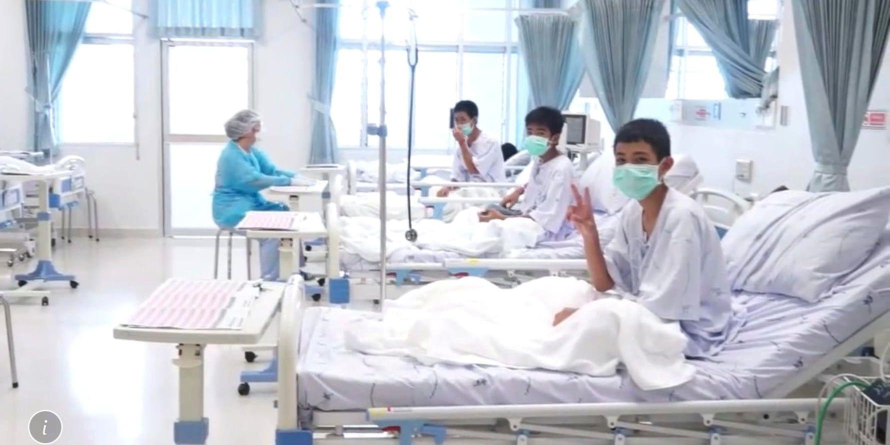 En bild som offentliggjorts av den thailändska regeringen visar tre av de räddade pojkarna på sjukhuset.