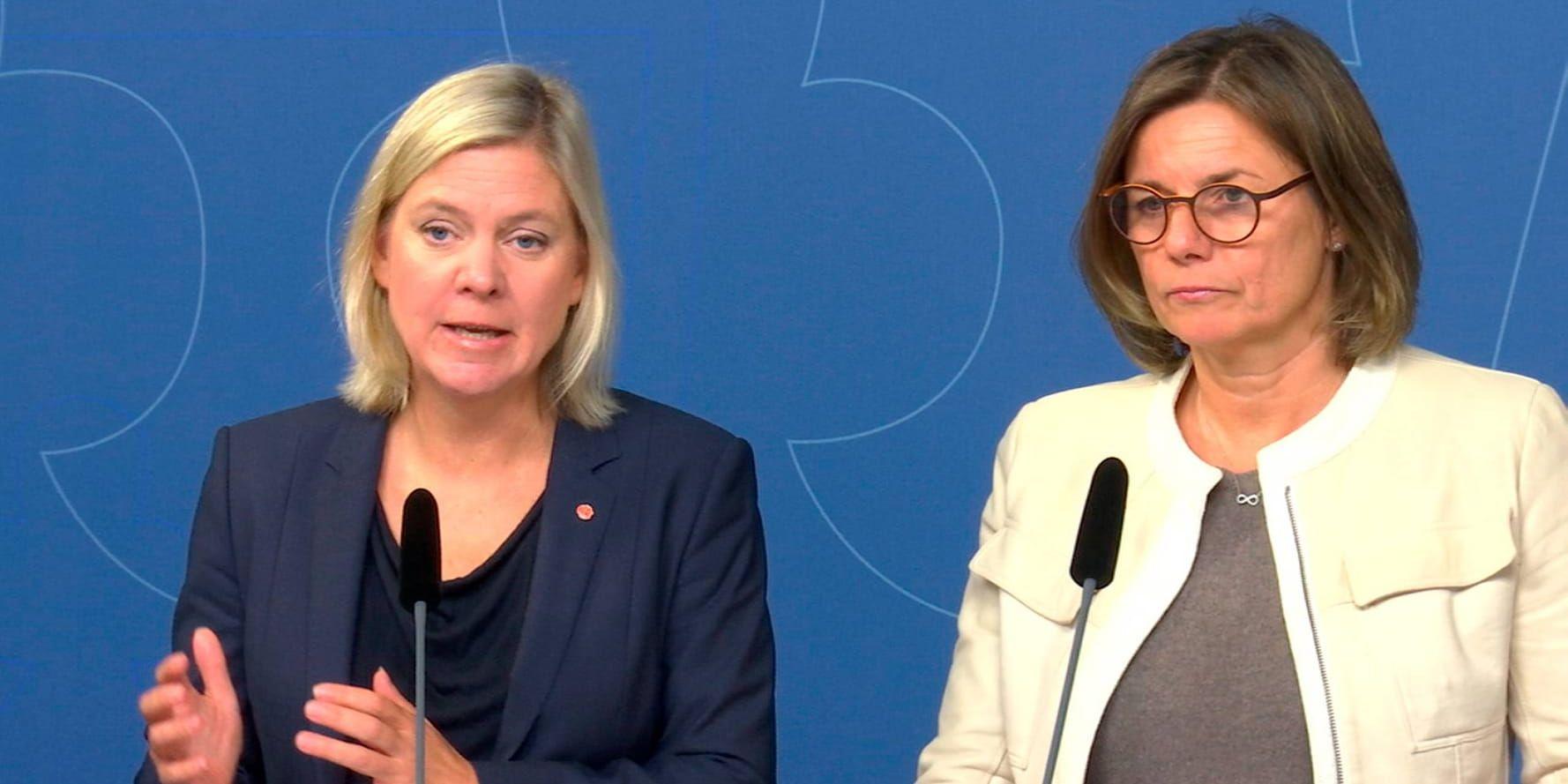 Magdalena Andersson (S) och Isabella Lövin (MP) på dagens pressträff.