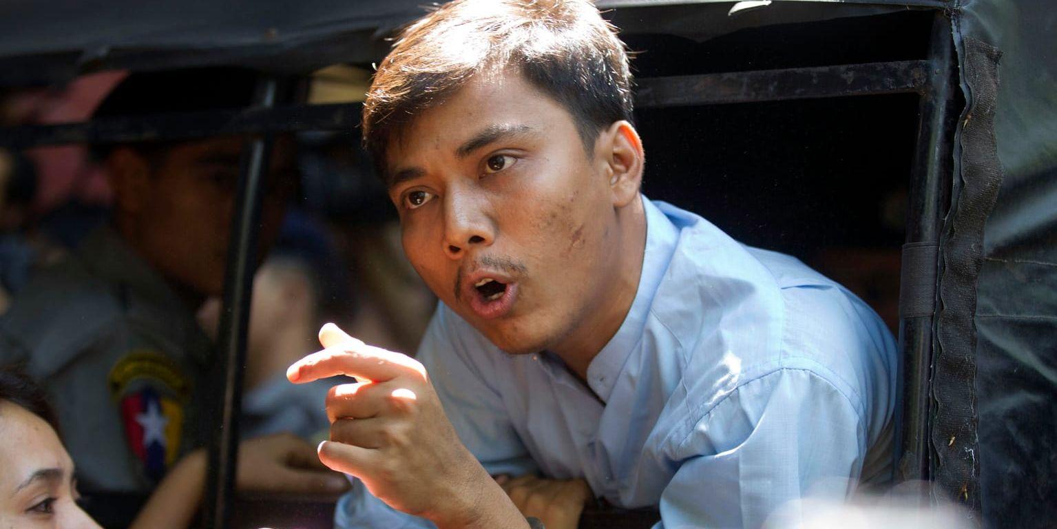 Reutersjournalisten Kyaw Soe Oo, en av de två fängslade reportrarna. Bilden är tagen i anslutning till en domstolsförhandling i april i år.