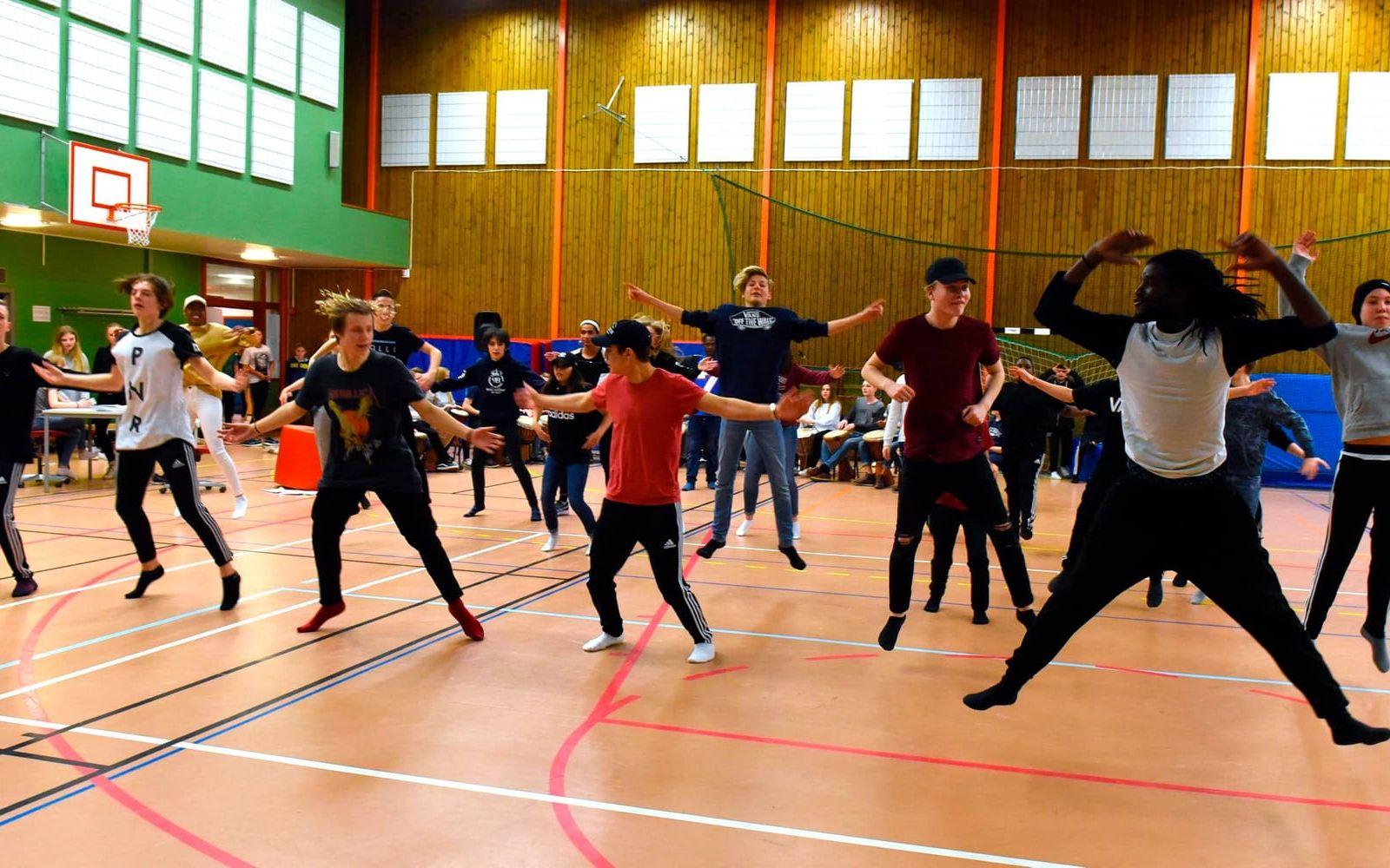 Dansgruppen under ledning av Asanne Lasane. Bild: Martin Erlandsson