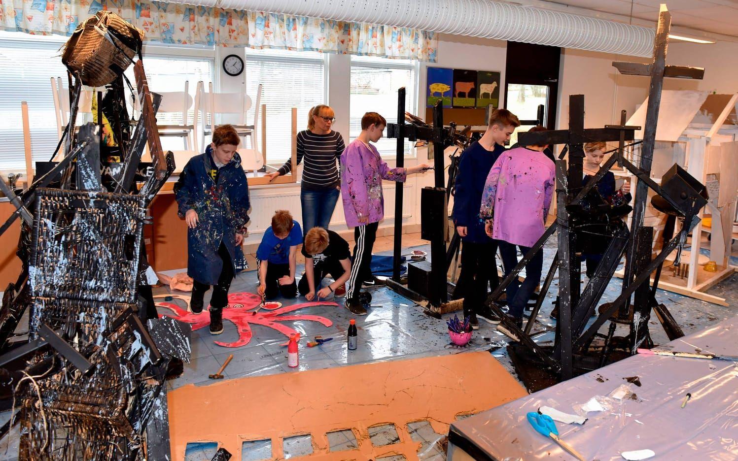 Träskulpturer. Malin Abrahamsson och eleverna som målar scenografi i hemkunskapssalen i Rolfstorp. Bild: Martin Erlandsson Bild: Martin Erlandsson