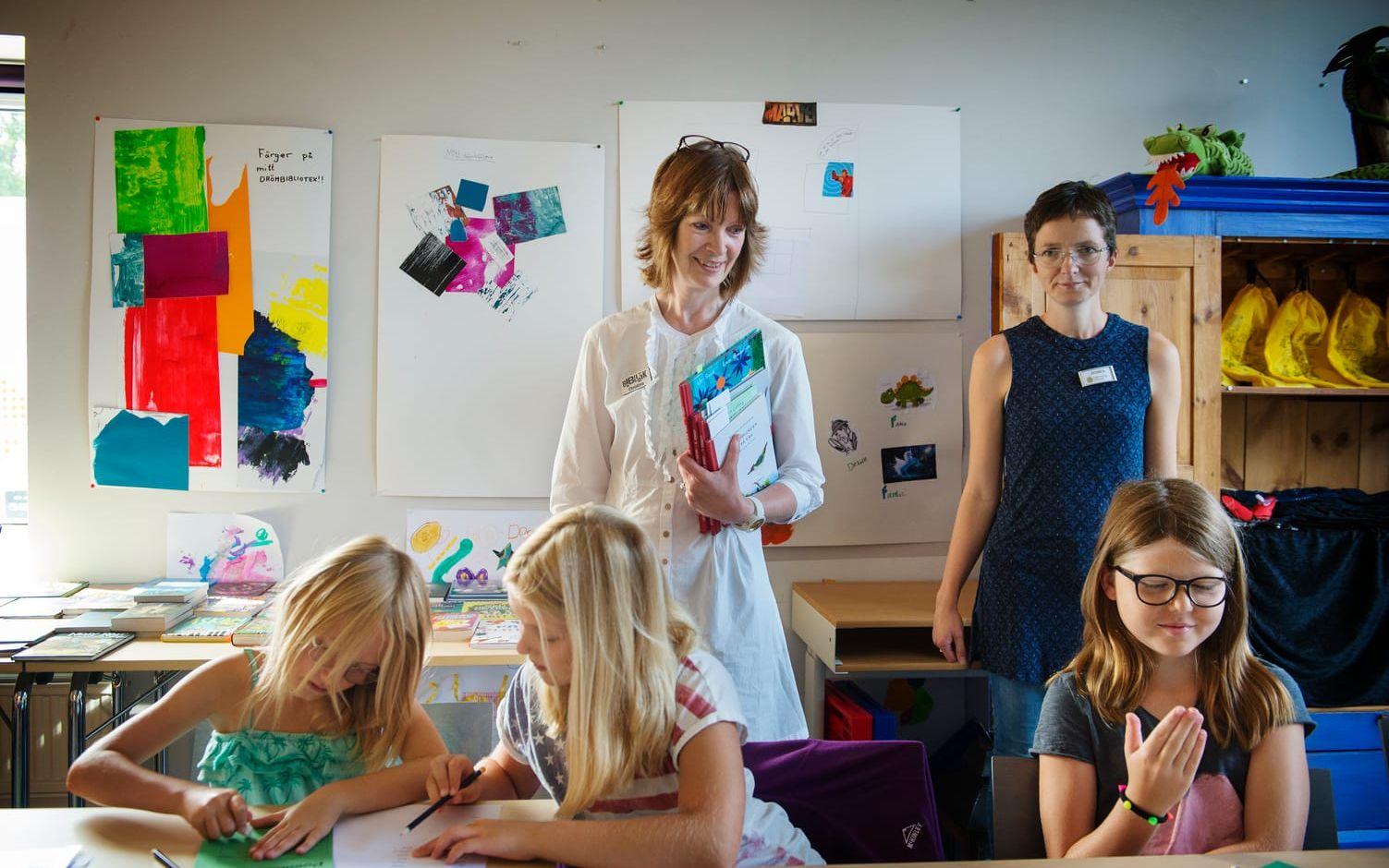 Läsfrämjare. Christina Malmqvist och Agnes Bjerge håller i bibliotekets sommarlovsaktiviteter för barn i skolåldern.