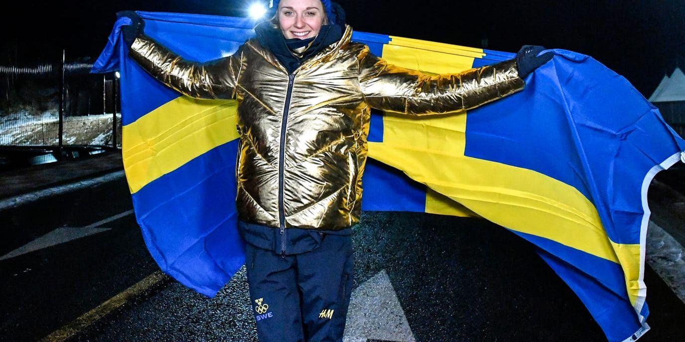 Stina Nilsson firar guldet. Skidåkaren infriade förväntningarna och tog sitt OS-guld.