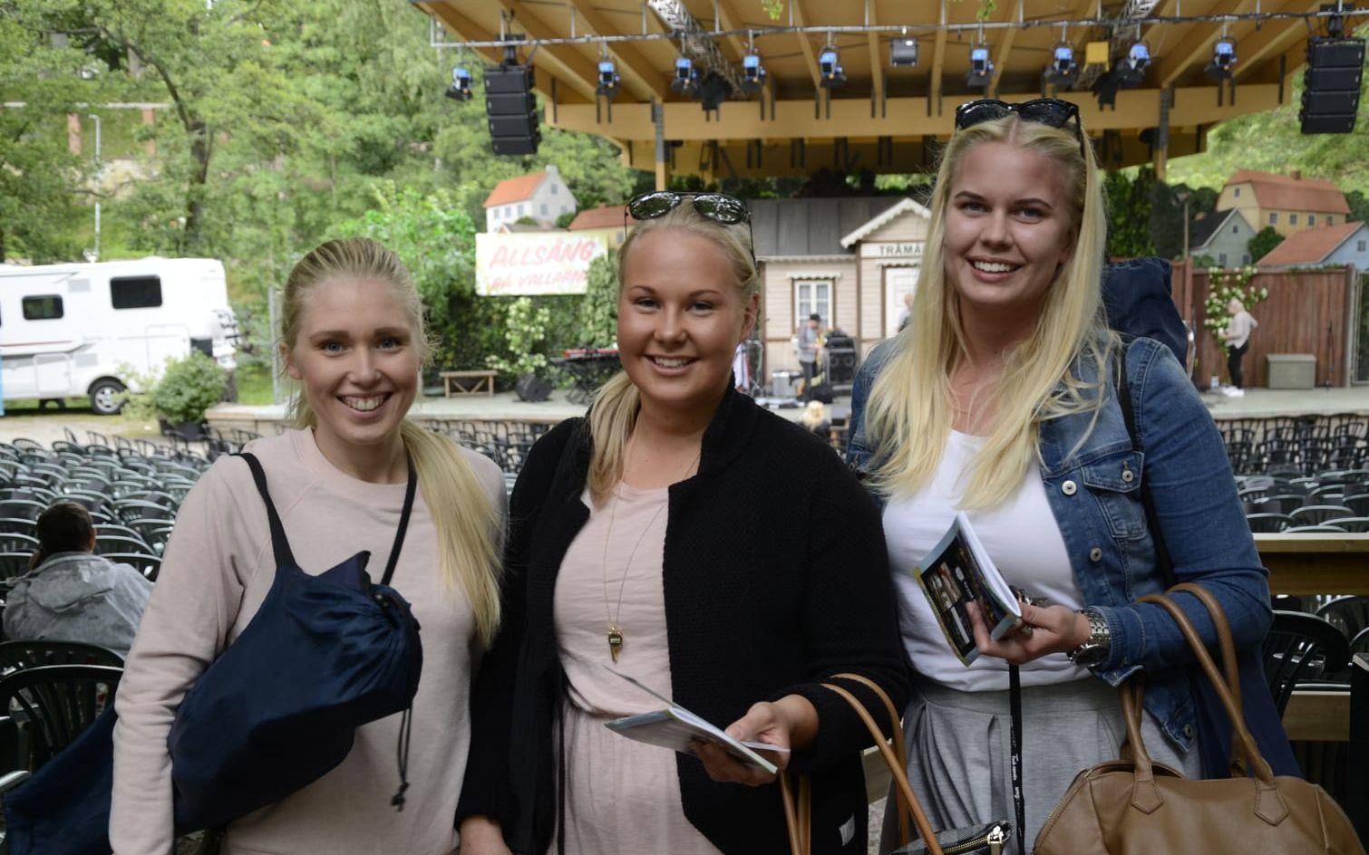 Amanda Kristiansson, Frida Carlsson och Moa Hellenäs hade bråttom att hitta sina platser.