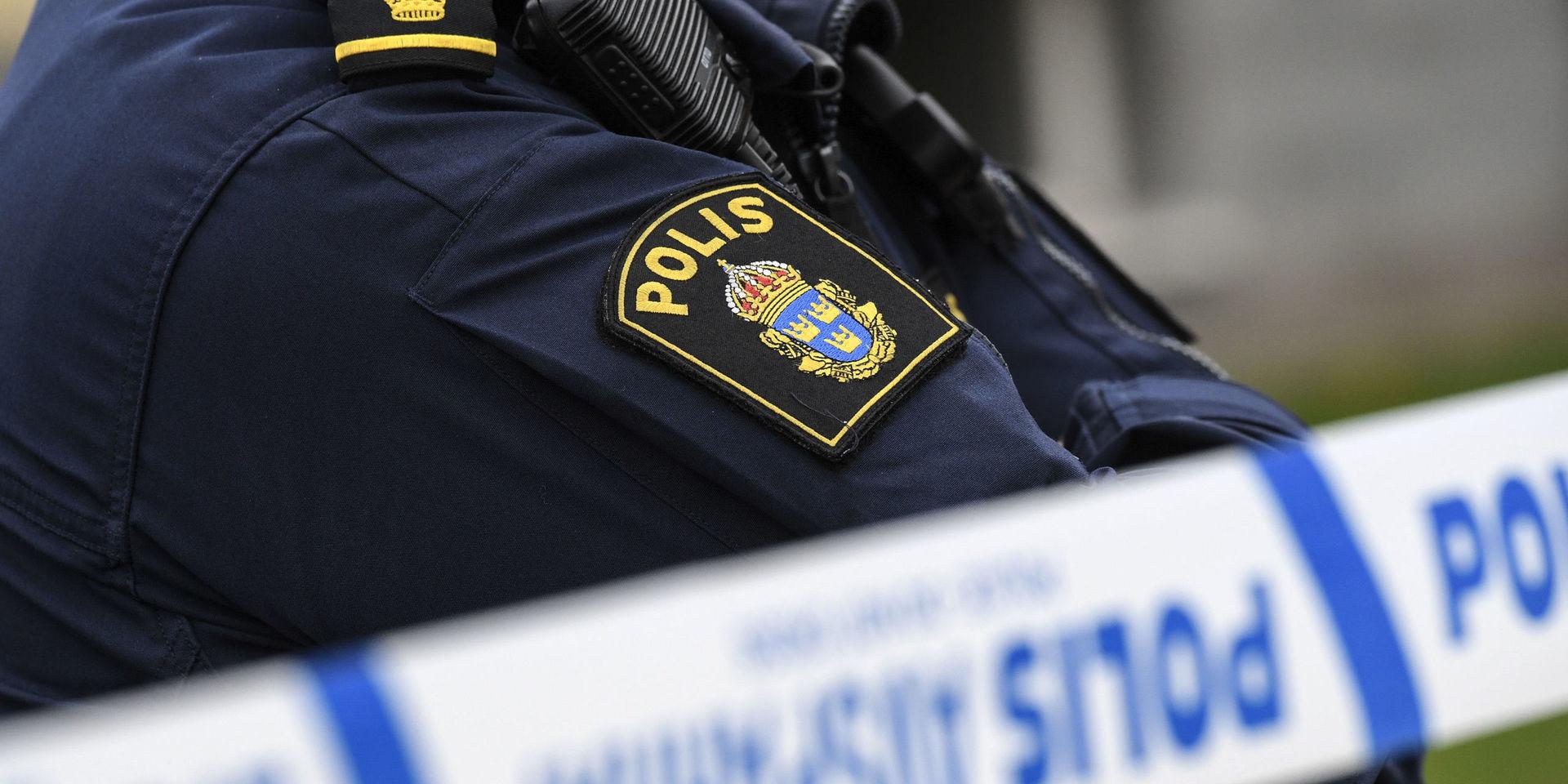 Två män har blivit skjutna på en restaurang i Laholm under fredagskvällen. Polisen utreder händelsen som försök till mord. 