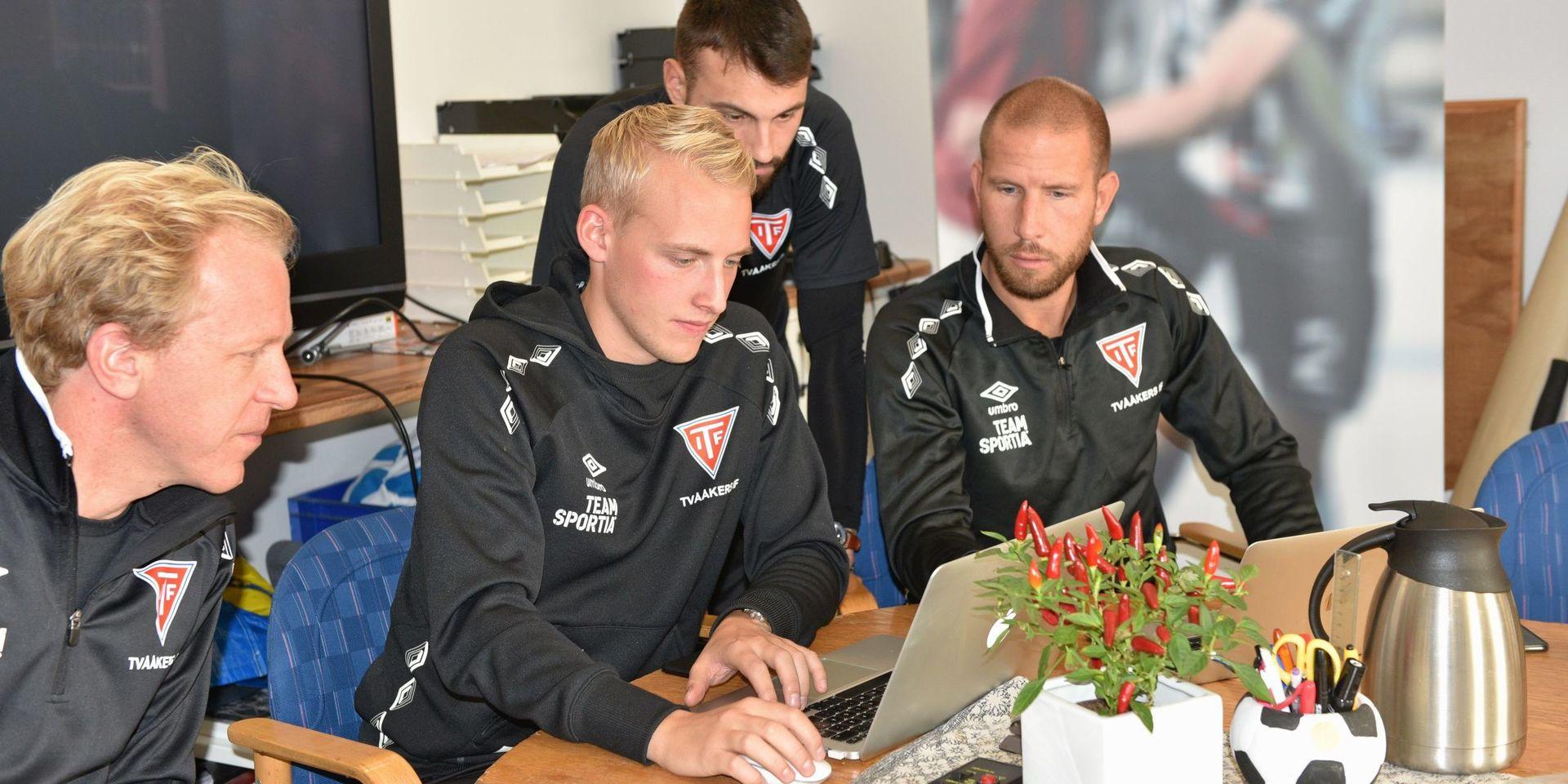 Andree Johansson (i mitten) väljer att lämna Tvååkers IF.
