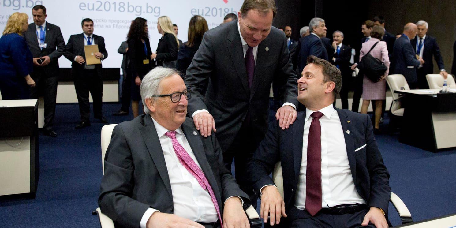 Statsminister Stefan Löfven (S) i samtal med EU-kommissionens ordförande Jean-Claude Juncker och Luxemburgs premiärminister Xavier Bettel vid EU-ledarnas toppmöte i Bulgarien.